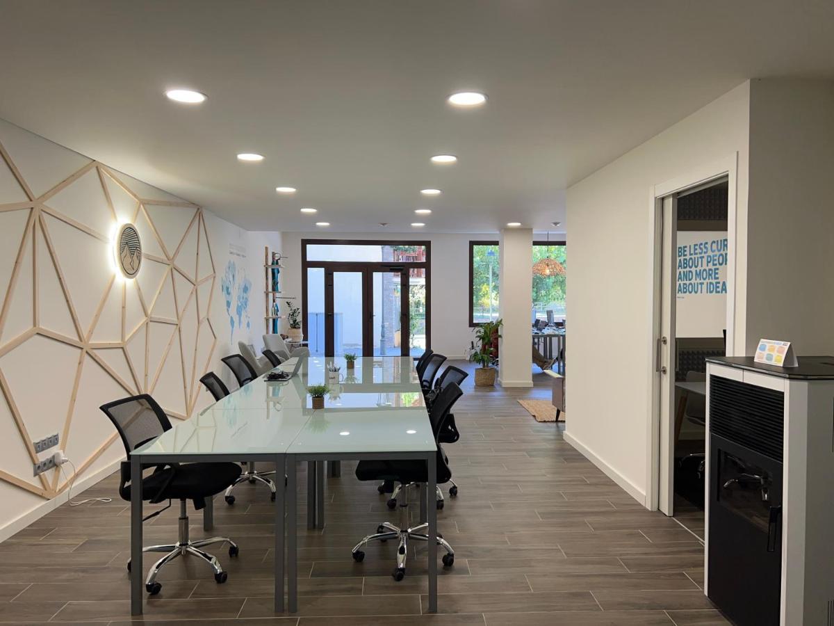 Espot Cowork & Apartments - L'Amfitriona Экстерьер фото